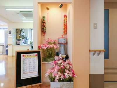 エントランスの装飾と掲示物