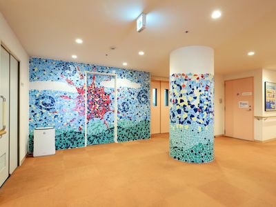 モザイクアートの廊下
