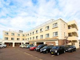 明るい外観の建物