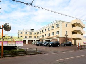 広い駐車場のある施設外観