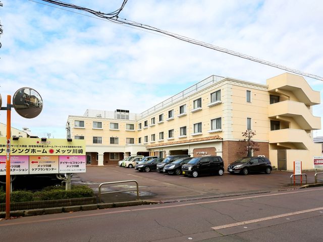 広い駐車場のある施設外観