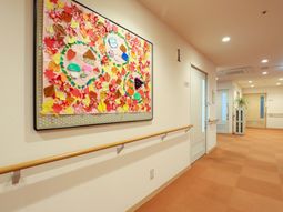 カラフルな壁掛けアートの廊下