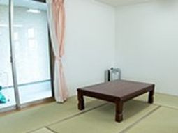 明るい和室の居室