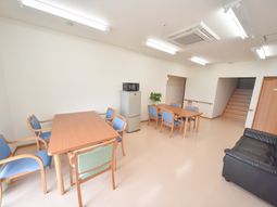 暖かい色合いのラウンジ空間