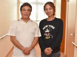 笑顔のスタッフ二人立ち