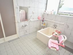 バリアフリーな浴室設備