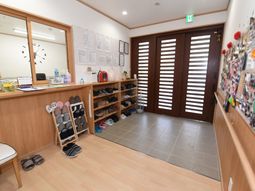 エントランスの明るい設え