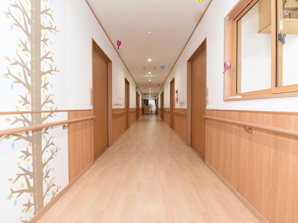 明るいデザインの廊下