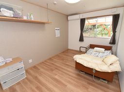 落ち着いた色調の居室