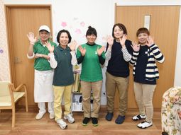スタッフが笑顔で挨拶