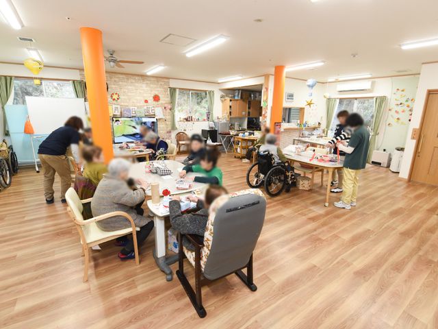 活気に満ちた共有スペース 共有スペース 明るく広々とした共有スペースで、利用者が楽しく活動する様子が伝わります。スタッフのサポートも手厚く、和やかな雰囲気です。