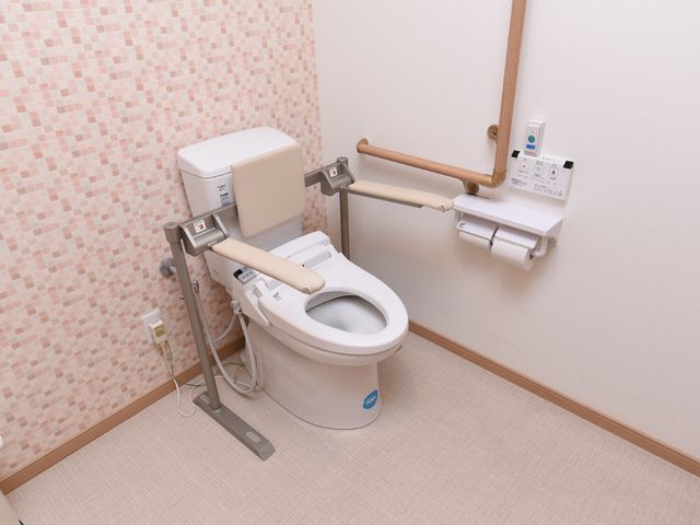 バリアフリー対応のトイレ トイレ 手すり付きで安全に配慮された清潔なトイレ空間です。どなたでも快適にご利用いただける設計となっております。