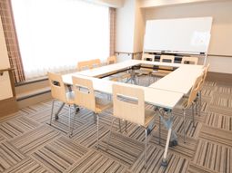 多目的室の会議テーブル