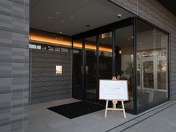 モダンな建物の入り口