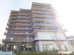 モダンな建物の外観