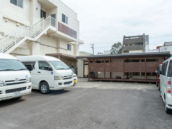 外部駐車場と建物外観