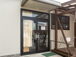 入口のガラス戸