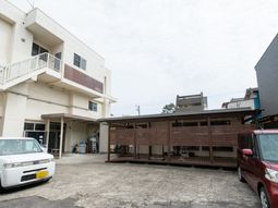 建物の外側と駐車場