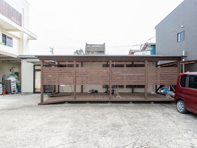 中庭の木製デッキエリア 居室 ゆったりとした木製のデッキが心地良い中庭です。晴れた日には、穏やかなひとときを過ごすことができそうです。