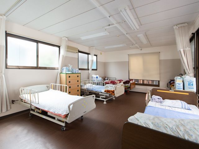 明るい居室の様子 居室 ゆとりあるスペースの居室です。日差しが入り込む窓際で、穏やかな時間をお過ごしいただけます。