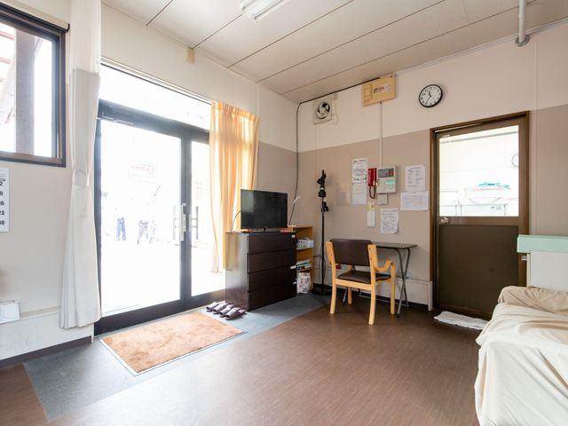 明るい居室の一角 居室 余裕のある空間が広がる居室です。生活に必要な家具が整っており、快適な個室生活を支えます。