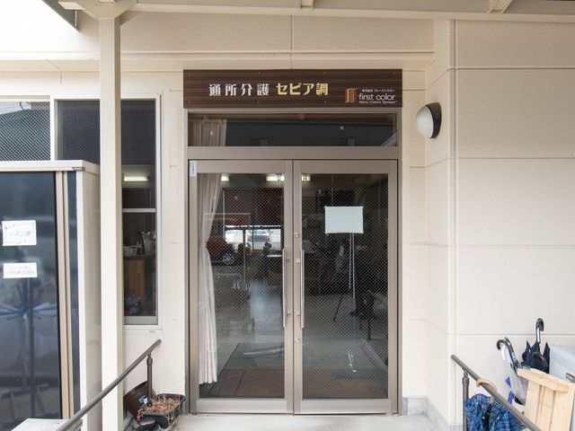 エントランスの自動ドア 共有スペース ゆったりとしたエントランスには自動ドアが設置されており、来訪者を温かく迎え入れます。バリアフリー設計でどなたでも安心してお越しいただけるようになっています。