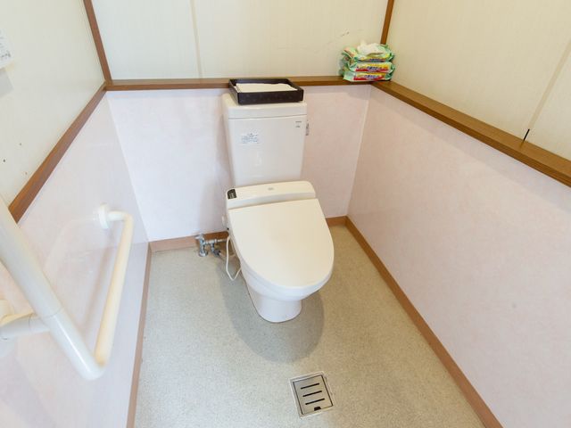 バリアフリートイレ トイレ 手すり付きで安全性を考えた清潔なトイレです。余裕のある空間で快適にご利用いただけます。