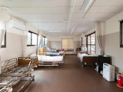 明るく清潔な居室風景