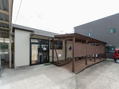 広々とした木製テラス