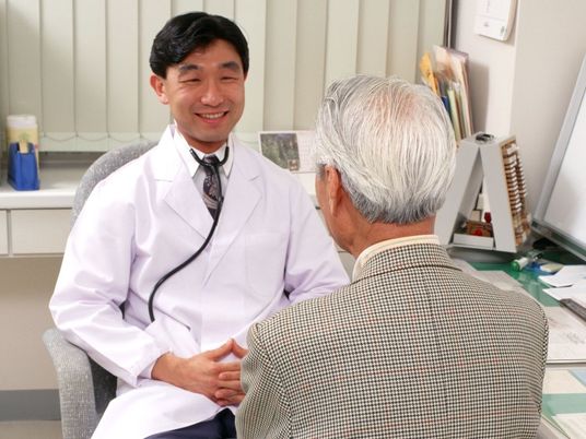 医師と高齢者の会話