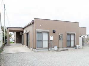 平屋建てのシンプルな外観