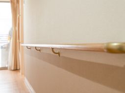 廊下の手すりとフック