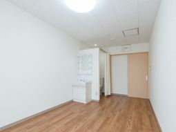 白壁と木目の床の居室