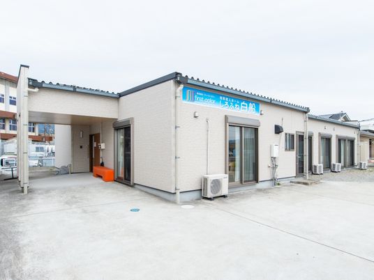 シンプルな外観の建物