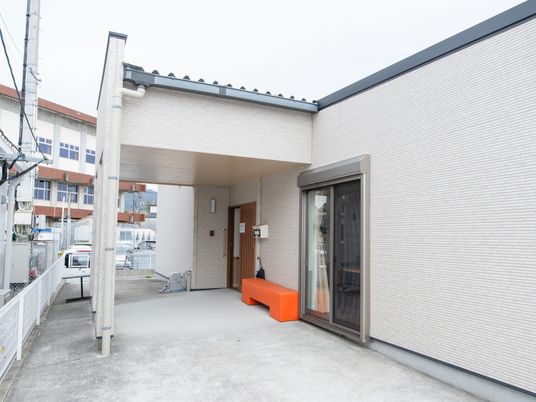 明るいエントランスの様子