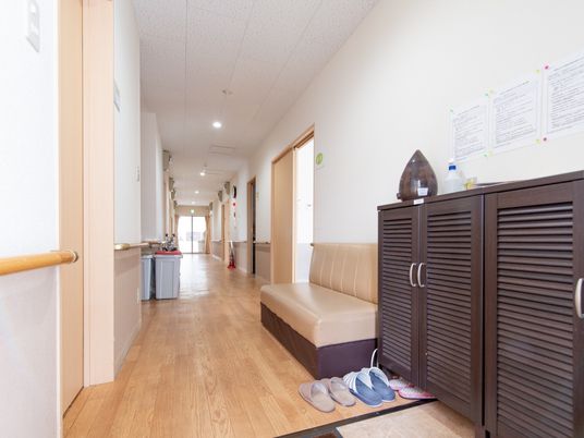 廊下にあるベンチと収納