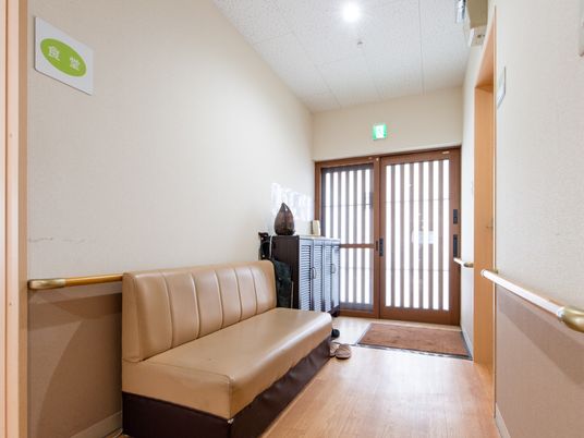 廊下に設置されたベンチ