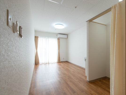 明るい居室の一角