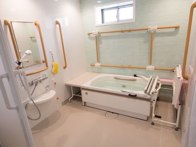 バリアフリー対応の清潔な浴室