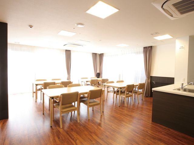 明るい空間の食堂 食堂 ゆったりと配置された椅子とテーブルが心地よい食堂です。木目調の床が温かみを感じさせ、くつろぎの時間を提供します。