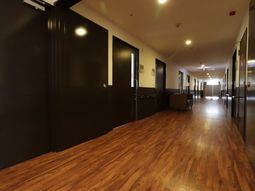 暖かみのある木目の廊下