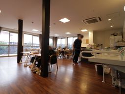 明るい共用空間と利用者
