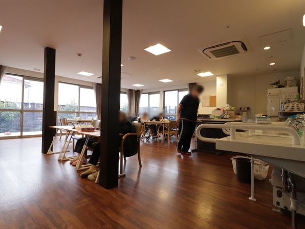 明るい共用空間と利用者