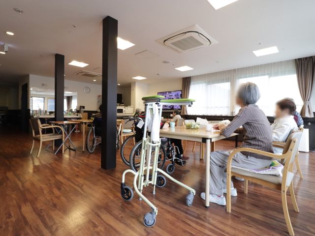 明るい共有ダイニング空間 食堂 ゆとりあるダイニングで利用者が食事や憩いの時間を過ごしています。機能的かつ快適な環境で働くことができる空間です。