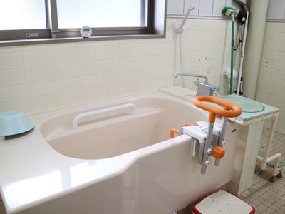 手すり付きバスタブ