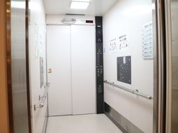 清潔なエレベーター内部