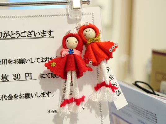 赤い服の人形と掲示物