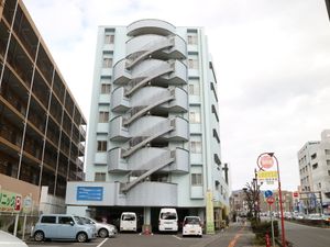 青空に映える施設の外観