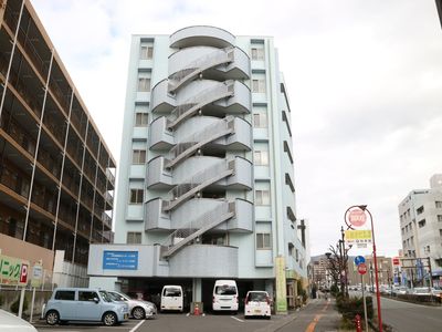 青空に映える施設の外観