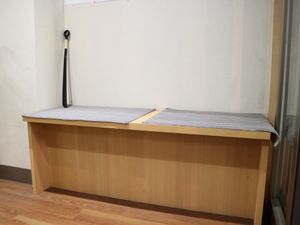 手すり付きの木製ベンチ